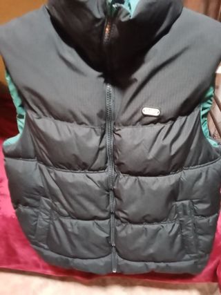 Chaleco Pull and Bear verde y negro reversible