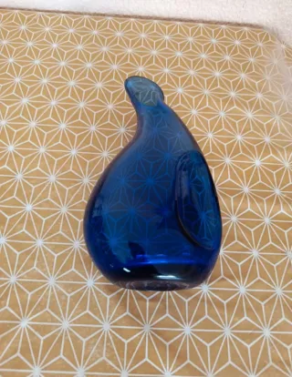 Jarra de cristal o florero azul