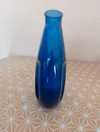 Jarra de cristal o florero azul