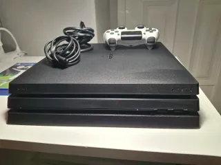 PS4 (PlayStation 4 Pro) Nera + Mando Bianco