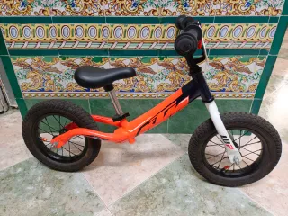 Bicicleta de equilibrio KTM naranja