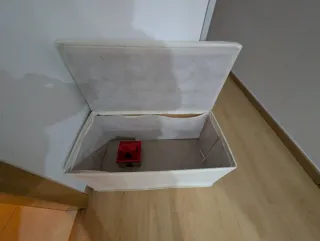 Baúl de tela blanco símil piel.