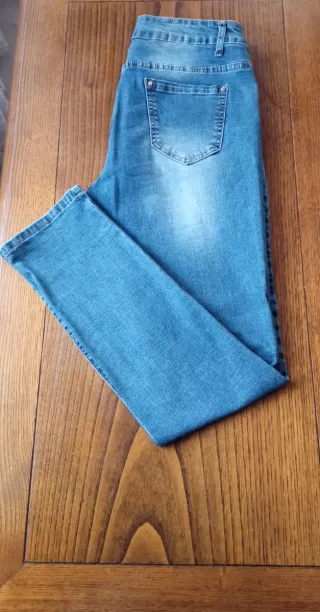 Pantalón vaquero azul con bordado floral