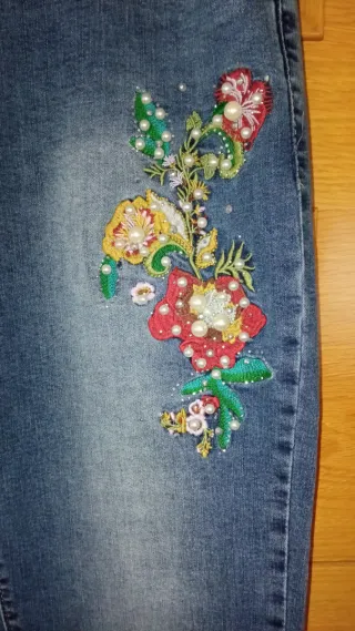 Pantalón vaquero azul con bordado floral