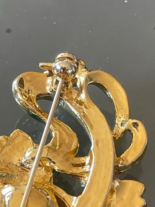 Spilla dorata con fiori e strass
