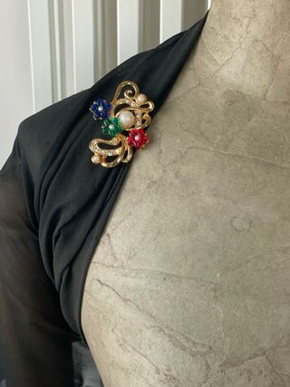 Spilla dorata con fiori e strass