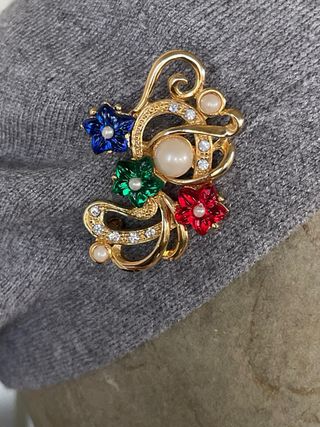 Spilla dorata con fiori e strass