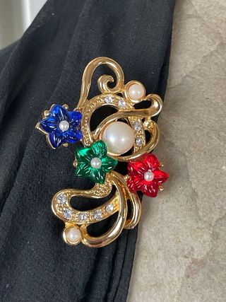 Spilla dorata con fiori e strass