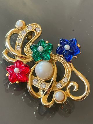 Spilla dorata con fiori e strass