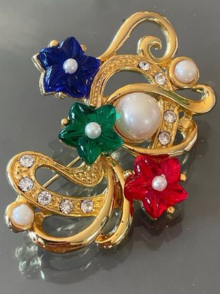 Spilla dorata con fiori e strass