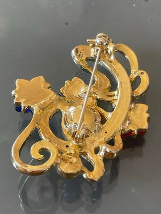 Spilla dorata con fiori e strass