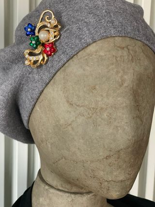 Spilla dorata con fiori e strass