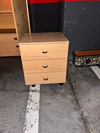 Cajonera de madera con ruedas