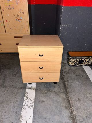 Cajonera de madera con ruedas