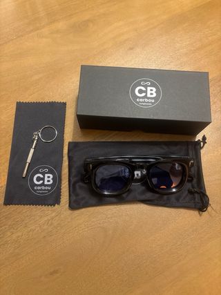 Occhiali da sole con cristallo blu