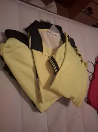 Uniforme de trabajo amarillo y negro,