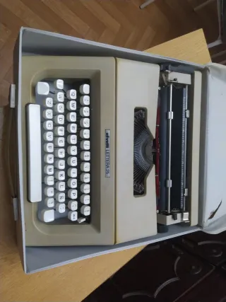 Máquina de escribir Olivetti Lettera 25