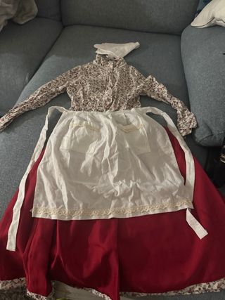 Traje de casera blanco y rojo