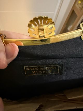 Bolso de fiesta negro con detalles dorados