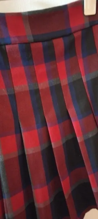 Preciosa falda de tablas con estampado de cuadros