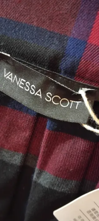 Preciosa falda de tablas con estampado de cuadros