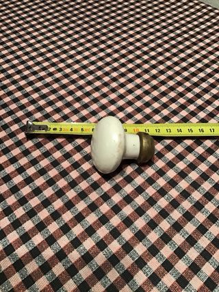 Pomo de porcelana con base metálica