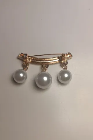 Broche dorado con perlas