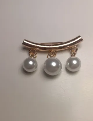 Broche dorado con perlas