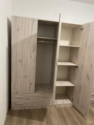 Armario de madera beige y marrón