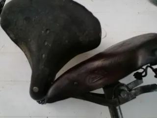 Sillín antiguo de cuero con muelle