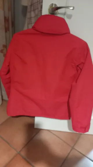 Chaqueta impermeable mujer roja
