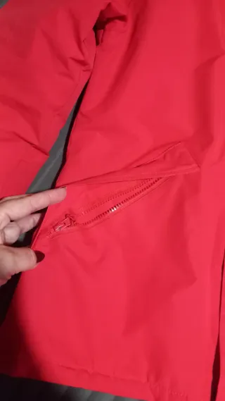 Chaqueta impermeable mujer roja