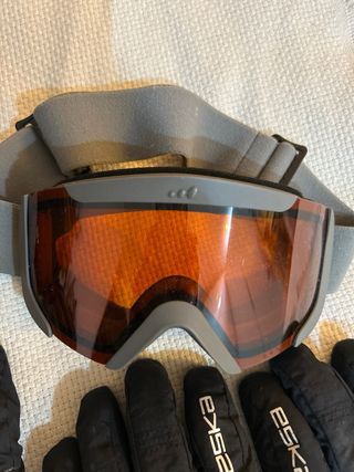 Guanti da sci e occhiali