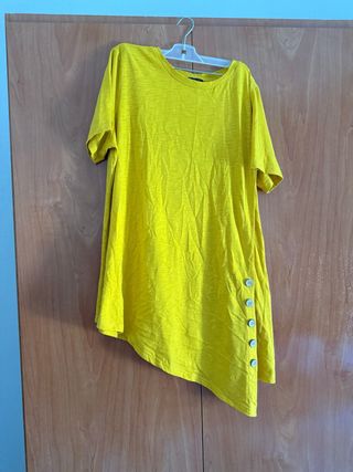 Vestido amarillo asimétrico con botones