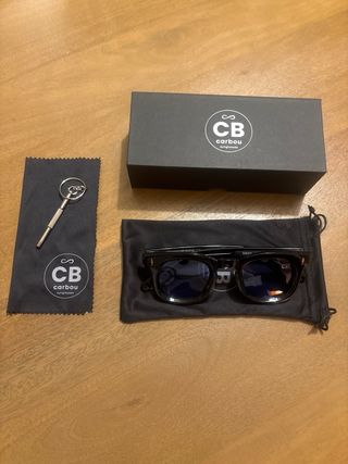 Occhiali da sole neri con lenti blu