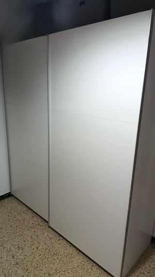 Armario blanco y gris