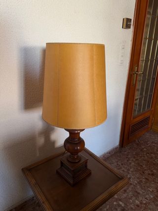 Lámpara de mesa madera y cuero