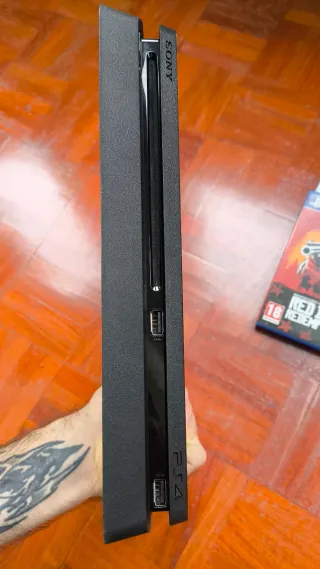 PS4 (PlayStation 4) Nera + 2 Controller + 7 Giochi