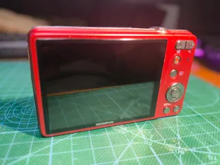 Cámara Olympus D-745 color rojo.