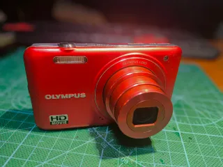 Cámara Olympus D-745 color rojo.