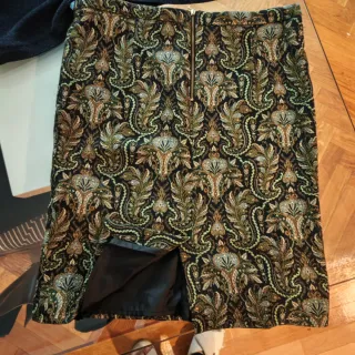 Falda con estampado dorado y negro