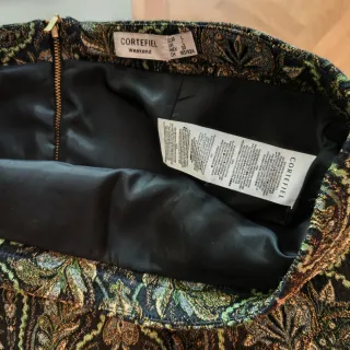 Falda con estampado dorado y negro