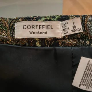 Falda con estampado dorado y negro