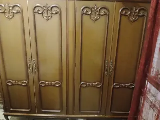 Armario de madera con tapa de mármol