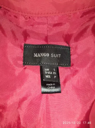 Chaqueta roja con cinturón