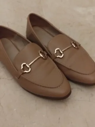 Mocasines Marrones con Detalle Dorado