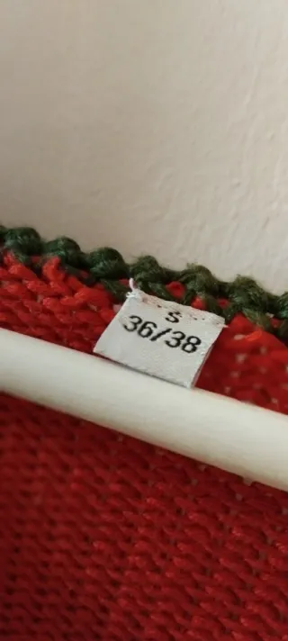 Preciosa chaqueta de punto en color rojo vibrante