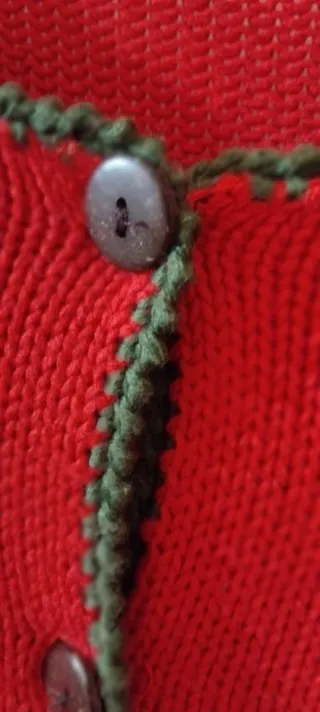 Preciosa chaqueta de punto en color rojo vibrante