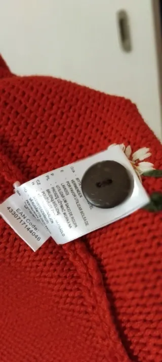 Preciosa chaqueta de punto en color rojo vibrante