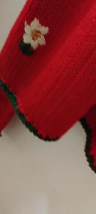 Preciosa chaqueta de punto en color rojo vibrante